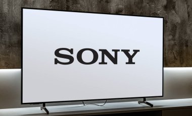 POZNAN, POL - 19 DEC 2023: Merkezi Konan, Minato, Tokyo 'da bulunan çok uluslu bir Japon holdingi şirketi Sony' nin logosunu gösteren düz ekran televizyon seti