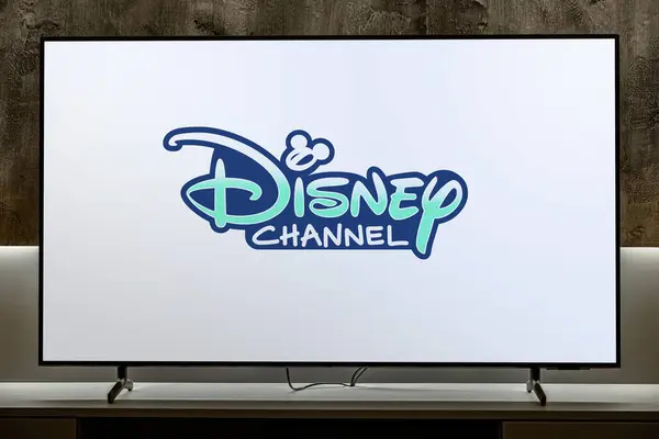 Poznan Pol Dec 2023 展示迪士尼频道标志的平板电视 迪士尼频道是美国付费电视频道 是迪士尼品牌电视所有者的旗舰财产 — 图库照片