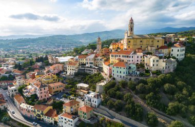 İtalya 'nın Liguria eyaletindeki İtalyan Rivierası üzerindeki Cervo köyünün hava manzarası