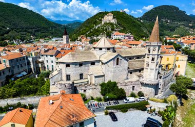 Finalborgo 'nun mimarisi, İtalya' nın Imperia, Liguria eyaletindeki İtalyan Rivierası Finale Ligure 'nin tarihi merkezi..