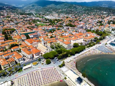 İtalya 'nın Liguria eyaletindeki İtalyan Rivierası' ndaki Diano Marina köyünün havadan görünüşü