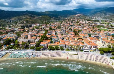 İtalya 'nın Liguria eyaletindeki İtalyan Rivierası' ndaki Diano Marina köyünün havadan görünüşü