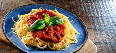 Bir tabak bolonez spagetti ile kompozisyon.