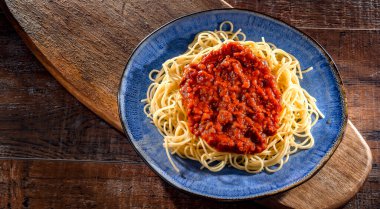 Bir tabak bolonez spagetti ile kompozisyon.