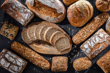 Ekmek ve rulo ekmekler dahil çeşitli fırın ürünleri.