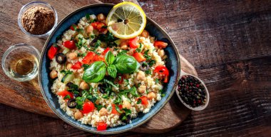 Sebze ve nohut ile servis edilen bir tabak kuskus.