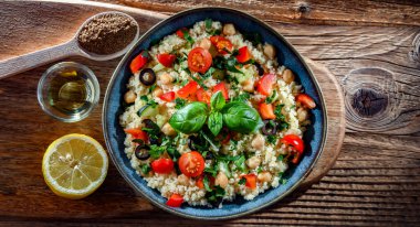 Sebze ve nohut ile servis edilen bir tabak kuskus.