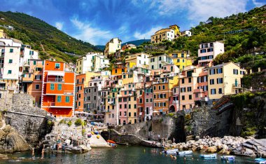 RIOMAGGIORE, ITA - 17 SEP 2023: Liguria, İtalya 'da Riomaggiore Mimarisi