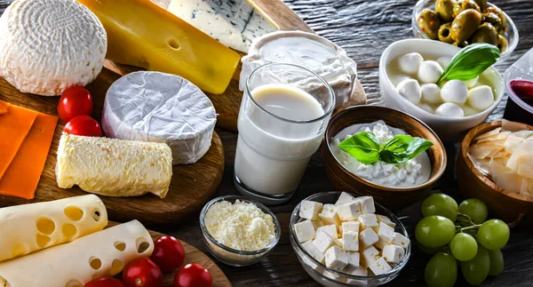 Mängd Mejeriprodukter Inklusive Ost Mjölk Och Yoghurt — Stockfoto