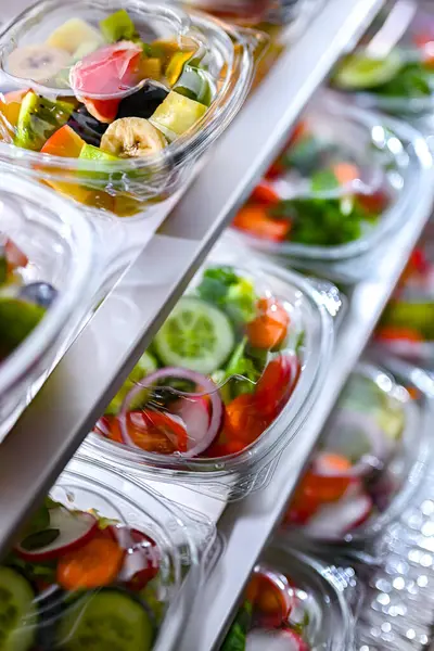 Пластиковые Коробки Предварительно Упакованными Фруктовыми Овощными Салатами Выставленные Продажу Коммерческом — стоковое фото