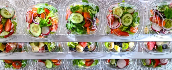 Cajas Plástico Con Ensaladas Frutas Verduras Preenvasadas Puestas Venta Refrigerador — Foto de Stock