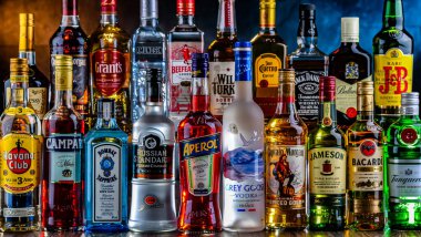 POZNAN, POL - 29 NOV 2023: Bir barda çeşitli küresel likör markaları