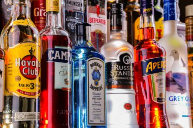 POZNAN, POL - 29 NOV 2023: Bir barda çeşitli küresel likör markaları