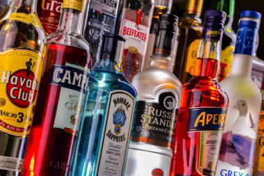 POZNAN, POL - 29 NOV 2023: Bir barda çeşitli küresel likör markaları