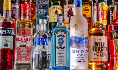 POZNAN, POL - 29 NOV 2023: Bir barda çeşitli küresel likör markaları