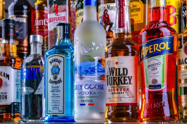 POZNAN, POL - 29 NOV 2023: Bir barda çeşitli küresel likör markaları