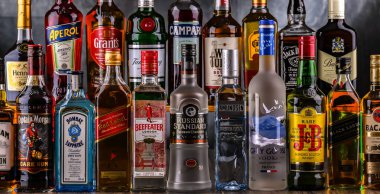 POZNAN, POL - 29 NOV 2023: Bir barda çeşitli küresel likör markaları