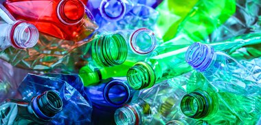 Boş renkli içecek şişeleri. Geri dönüşümlü plastik atık.