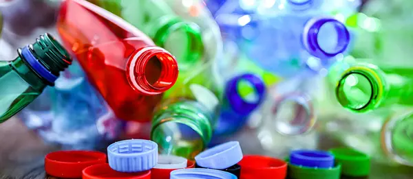 Tomma Färgade Dryckesflaskor Återvinningsbart Plastavfall — Stockfoto