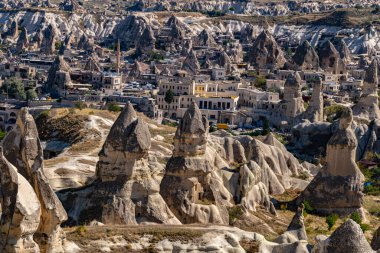 Kapadokya 'nın Nevsehir ilindeki Goreme manzarası.