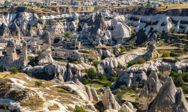 Kapadokya 'nın Nevsehir ilindeki Goreme manzarası.