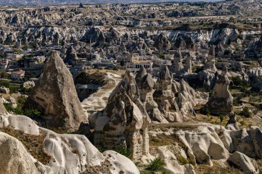 Kapadokya 'nın Nevsehir ilindeki Goreme manzarası.