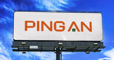 POZNAN, POL - 23 HAZİRAN 2024: Çin holding şirketi Ping An Sigorta 'nın logosunu gösteren reklam panosu