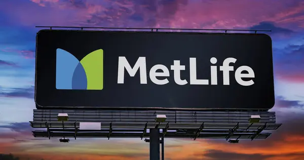 Poznan Pol Jan 2024 Advertisement Billboard Displaying Logo Metlife Global — Stock Photo, Image
