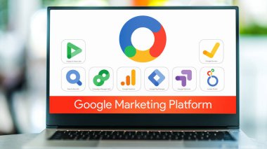 POZNAN, POL - DEC 28, 2022: Google tarafından sunulan ve web trafiğini takip eden ve rapor eden bir web analiz servisi olan Google Pazarlama Platformunun logolarını gösteren dizüstü bilgisayar