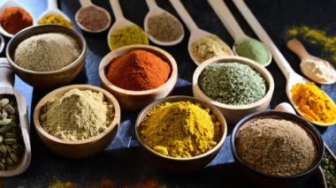 Masadaki baharat ve bitkilerin çeşitliliği