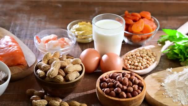 Alimentos Comuns Alérgenos Incluindo Ovo Leite Soja Nozes Peixe Frutos — Vídeo de Stock