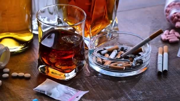 Εθιστικές Ουσίες Συμπεριλαμβανομένων Του Αλκοόλ Των Τσιγάρων Και Των Ναρκωτικών — Αρχείο Βίντεο