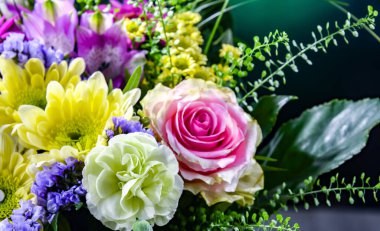 Bir buket taze kesilmiş çiçekle kompozisyon.