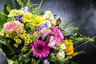 Bir buket taze kesilmiş çiçekle kompozisyon.