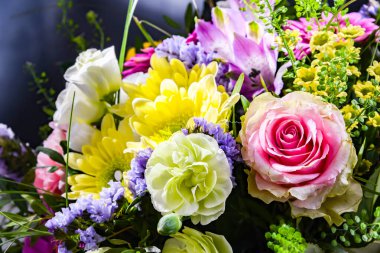 Bir buket taze kesilmiş çiçekle kompozisyon.