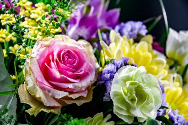 Bir buket taze kesilmiş çiçekle kompozisyon.