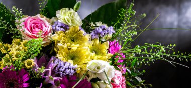 Bir buket taze kesilmiş çiçekle kompozisyon.