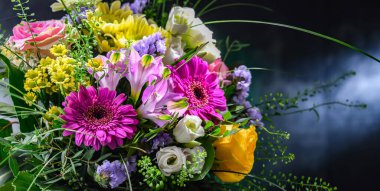 Bir buket taze kesilmiş çiçekle kompozisyon.