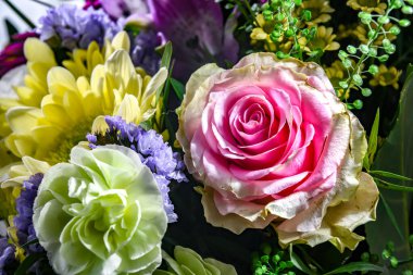 Bir buket taze kesilmiş çiçekle kompozisyon.