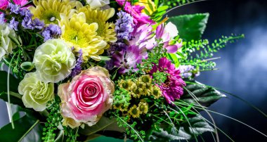 Bir buket taze kesilmiş çiçekle kompozisyon.