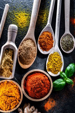 Baharat ve bitkilerin karışımı..