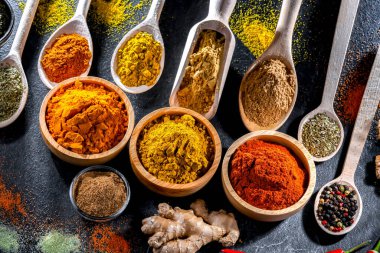 Baharat ve bitkilerin karışımı..