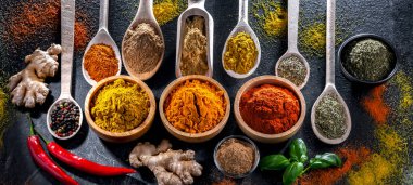 Baharat ve bitkilerin karışımı..