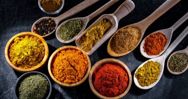 Baharat ve bitkilerin karışımı..