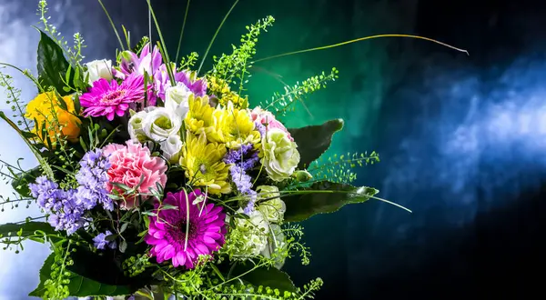 Bir buket taze kesilmiş çiçekle kompozisyon.