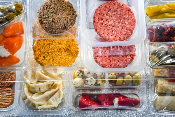 Visning Olika Färdigförpackade Livsmedelsprodukter Plastlådor — Stockfoto