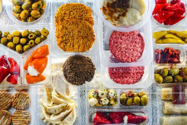 Une Présentation Divers Produits Alimentaires Préemballés Dans Des Boîtes Plastique — Photo
