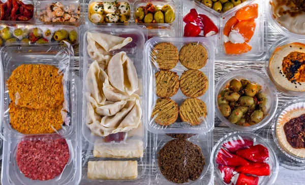 Экспозиция Различных Упакованных Пищевых Продуктов Пластиковых Коробках — стоковое фото