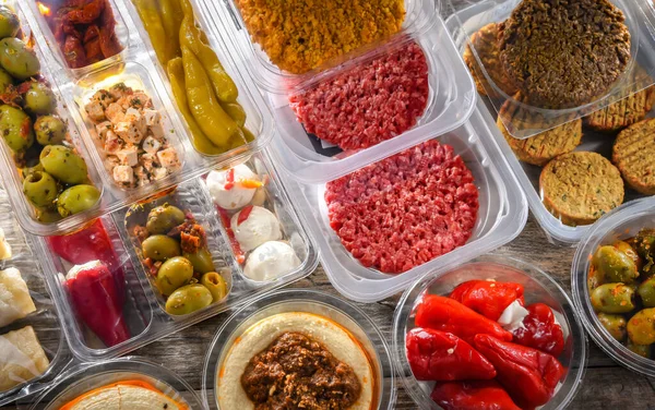 プラスチック製の箱の中に様々な包装済み食品の表示 — ストック写真