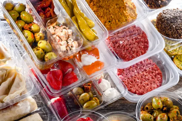 Exposición Una Variedad Productos Alimenticios Preenvasados Cajas Plástico — Foto de Stock